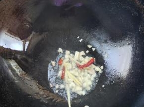 起锅烧油，放入生姜，蒜瓣，干辣椒爆香！