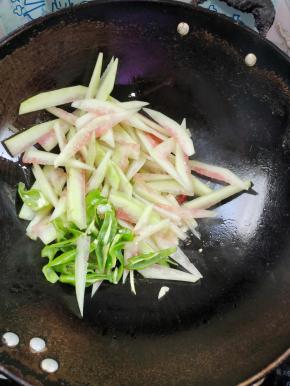 放入西瓜皮，青椒翻炒均匀！