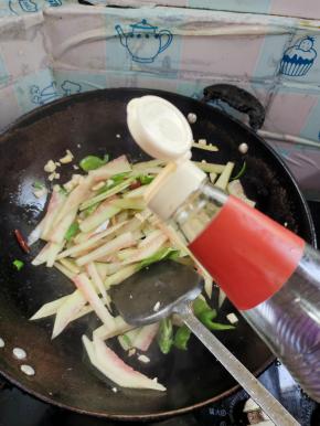 一勺香醋翻炒均匀！