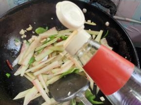 一勺香醋翻炒均匀！