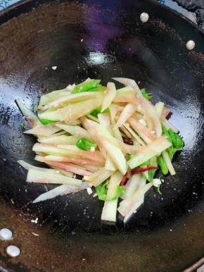 起锅前放入适量的鸡精翻炒均匀即可！