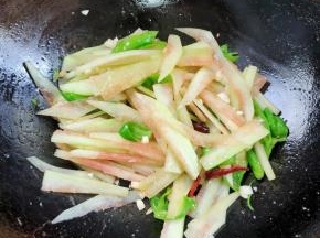 起锅前放入适量的鸡精翻炒均匀即可！