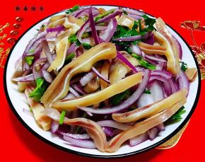 圆葱拌猪耳也是宴客必备的拿手凉拌菜