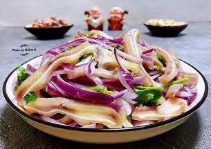 圆葱拌猪耳是经典的下酒佳肴