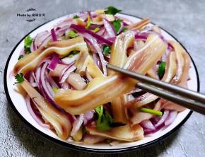 猪耳入口脆嫩香浓混搭圆葱独有的美味让人唇齿留香回味无穷