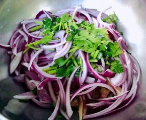 切好的猪耳、圆葱、香菜段放入容器中