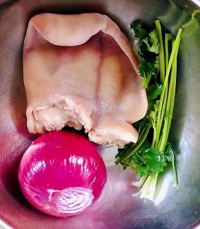 准备原材料制自卤猪耳、圆葱去皮洗净、香菜去根冲洗干净