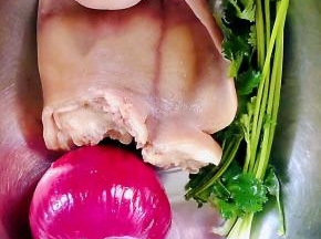 准备原材料制自卤猪耳、圆葱去皮洗净、香菜去根冲洗干净