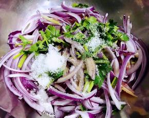 放入调味料糖、盐、醋、味精、辣椒油