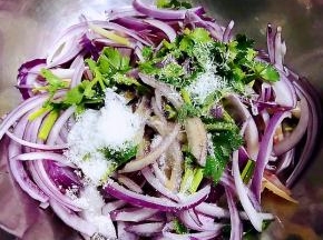 放入调味料糖、盐、醋、味精、辣椒油