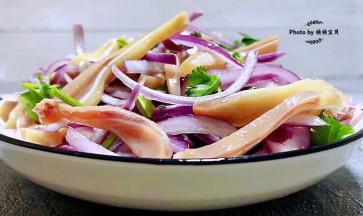 美味可口的圆葱拌猪耳装入盘中就大功告成了