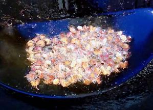 锅中倒入少许底油加热放入麻椒炸香