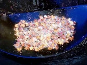 锅中倒入少许底油加热放入麻椒炸香