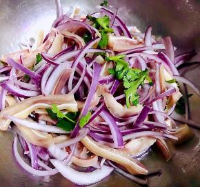 炸好的麻油趁热淋在猪耳圆葱上将所有调味料拌匀入味即可享用