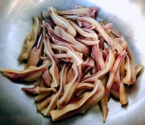 猪耳切成大小均匀的条状