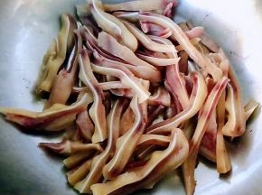 猪耳切成大小均匀的条状