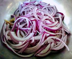 圆葱切成粗细均匀的细丝状