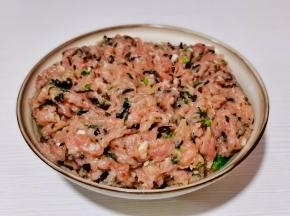 淋上一勺油再次顺时针搅拌均匀，这样肉馅就调好了。