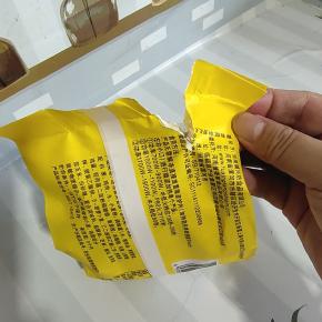 在速食鸡腿汉堡包装袋一角撕开一个口子，以免一会儿放进微波炉加热的时候，膨胀，爆炸！