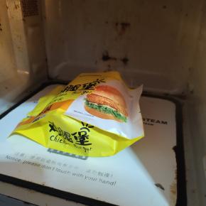 无需盘子，直接连包装袋一起放进微波炉中间位置！