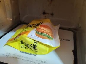 无需盘子，直接连包装袋一起放进微波炉中间位置！