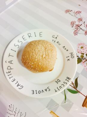 加热好的鸡腿汉堡很松软，就像刚做好的一样新鲜！