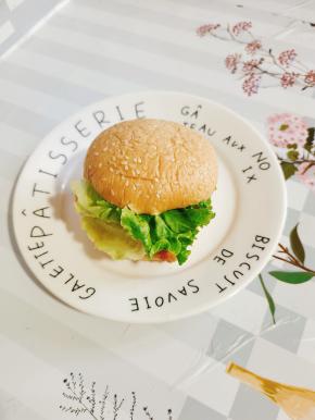 加一片生菜就可以开吃啦！（这个鸡腿汉堡里面自带的有炸好的鸡腿，甜玉米，沙拉酱味道好极了！特别适合上班族没时间做饭的，可以买一些放在冰箱冷冻保存，想吃的时候拿出来，放在微波炉加热2分钟就可以了！）