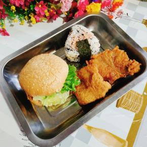 中午的剩米饭做成了三角饭团，还有炸的肉馍，晚餐就解决啦！