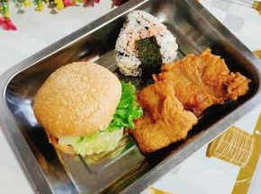 中午的剩米饭做成了三角饭团，还有炸的肉馍，晚餐就解决啦！