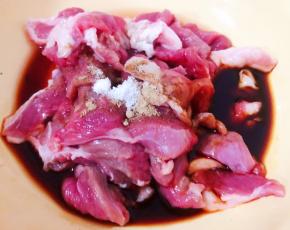 羊肉切成薄片放入调味料一品鲜酱油、蚝油、糖、料酒、黑胡椒粉