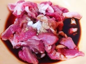 羊肉切成薄片放入调味料一品鲜酱油、蚝油、糖、料酒、黑胡椒粉