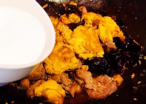 所有调味料快速翻炒均匀入味淋上水淀粉