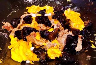 放入木耳同时放入糖、一品鲜酱油、蚝油、陈醋