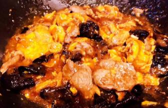 大火快速翻炒水淀粉勾芡成透明状即可出锅享用