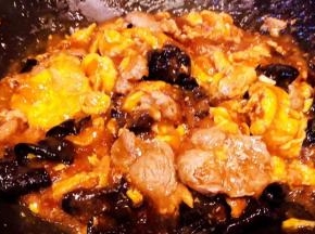 大火快速翻炒水淀粉勾芡成透明状即可出锅享用