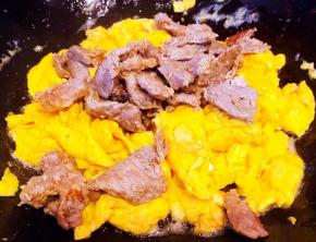 鸡蛋炒至六成熟定型后放入羊肉一起翻炒