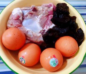 准备原材料鸡蛋、羊肉在清水中浸泡一会儿去除血水冲洗后沥干水份、泡发好的木耳