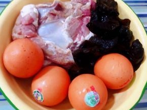 准备原材料鸡蛋、羊肉在清水中浸泡一会儿去除血水冲洗后沥干水份、泡发好的木耳