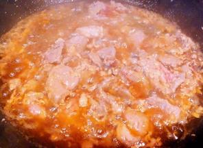 锅中倒入油加热划入煨制入味的羊肉片轻轻翻动炸至羊肉片刚刚变色熟透即可盛出备用