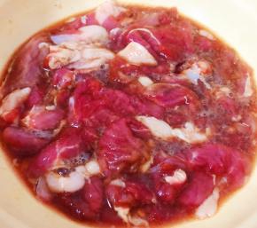 所有的调味料轻轻的抓拌均匀打入一个蛋清拌匀煨制二十分钟