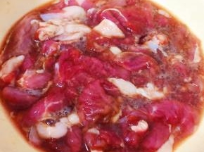 所有的调味料轻轻的抓拌均匀打入一个蛋清拌匀煨制二十分钟