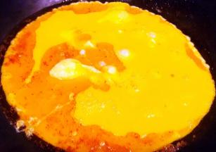 另起锅倒入底油加热倒入搅拌好的蛋液中火加热