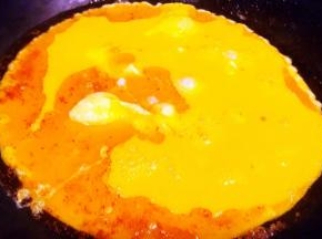 另起锅倒入底油加热倒入搅拌好的蛋液中火加热