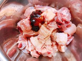 放入盆里加入料酒，蚝油，白胡椒粉