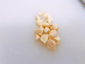 大蒜去皮切成大颗粒