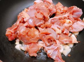 放入腌制好的鸡腿