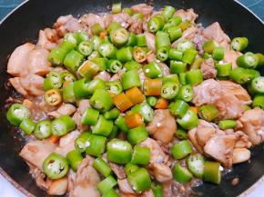 加入线椒翻炒2分钟