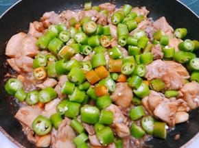 加入线椒翻炒2分钟