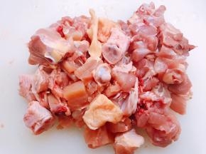 鸡腿斩成小块