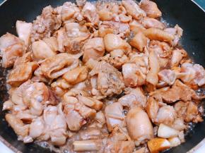 翻炒至变色后，加入小半碗清水盖上锅盖焖几分钟